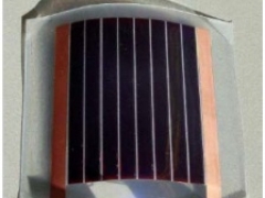 非晶硅/晶硅异质结太阳能电池（HIT）利用非晶硅工艺简单和晶硅转化效率高的优势，实现优势互补，以获得光电转换效率高、成本低的太阳能电池。HIT太阳能电池的优点：1）低温工艺：在较低温度下(<250℃)制造；2）高效率：HIT电池独有的带本征薄层的异质结结构，在PN结成结的同时完成了单晶硅的表面钝化，大大降低了表面、界面漏电流，提高了电池效率；3）高稳定性：没有光衰变效应，HIT电池的温度稳定